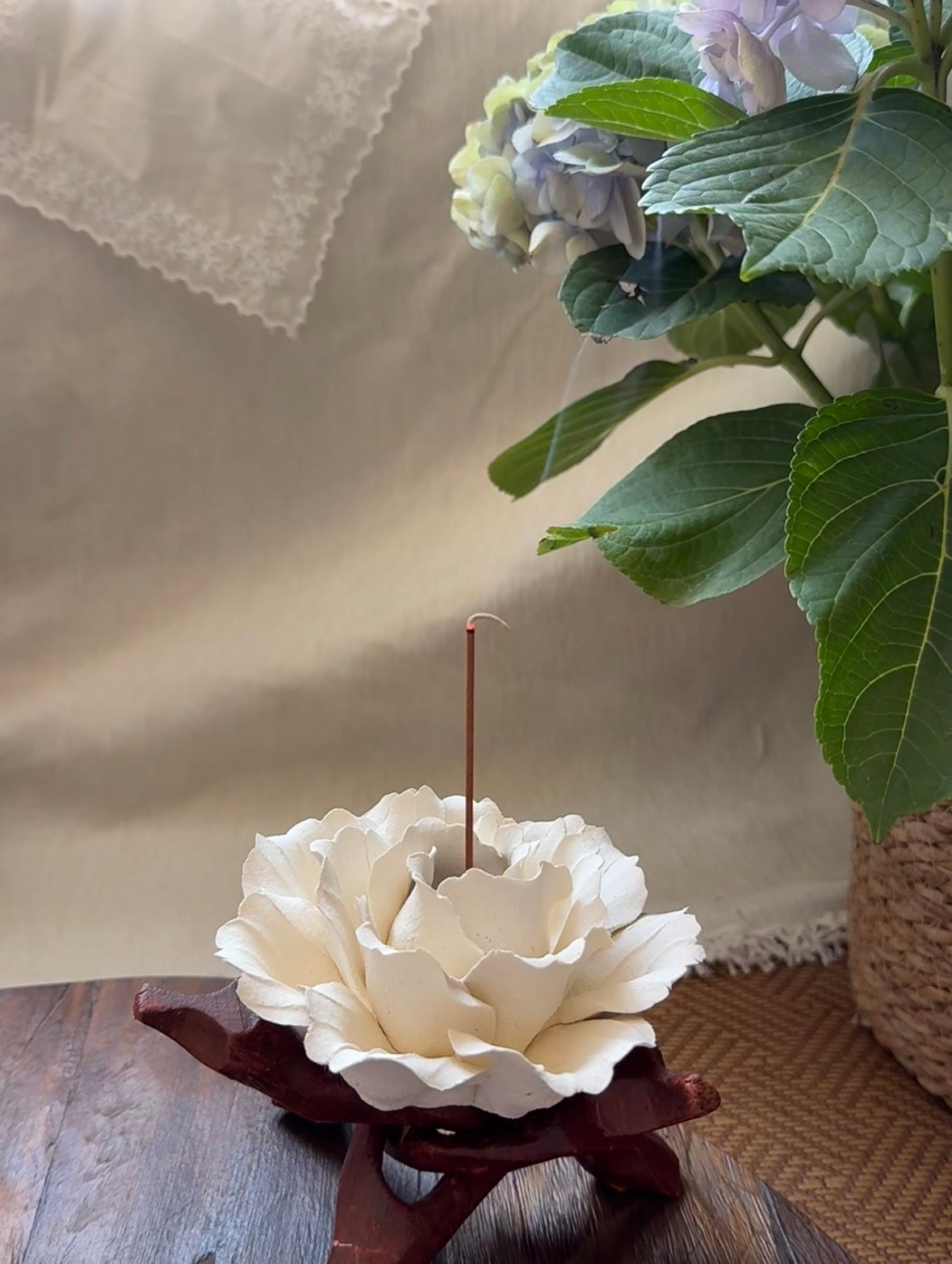 The Bloom Stand(the flower is not included)
